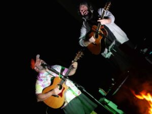 Des artistes chantent sur scène