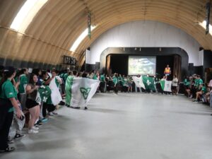 Des célèbrent la francophonie avec des drapeaux
